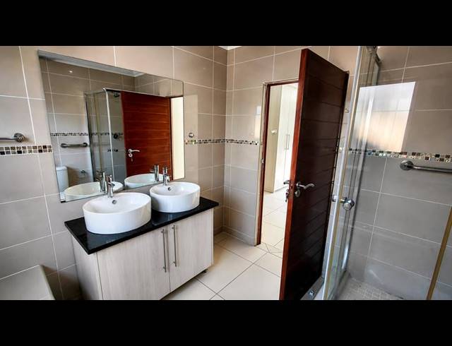 2 BEDROOM TOWNHOUSE FOR SALE IN HEUWELSIG